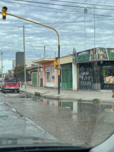 Líquidos cloacales invaden calles de Trelew