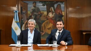 Ignacio Torres firmó un acuerdo con Luis Caputo para el desendeudamiento de Chubut