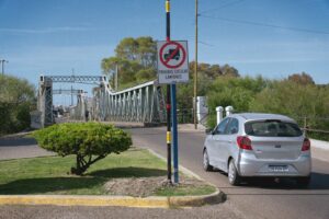 Prohíben el paso de vehículos de gran porte en el puente del poeta en Rawson