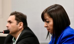 Sentaron en el banquillo a una exjefa de Compras de Seguridad por beneficiar a su pareja con contratos públicos