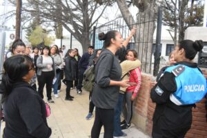 Conmoción en Trelew: denuncias de abuso en la Escuela 21 desatan furia, destrozos y el desplazamiento de directivos