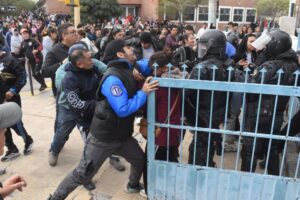 Graves enfrentamientos entre padres y policía en la Escuela 21 tras denuncias de abuso