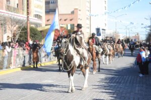 Trelew celebró el 25 de Mayo con un multitudinario desfile patrio