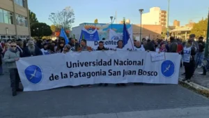 Trelew: multitudinaria marcha en defensa de la universidad pública y el presupuesto