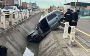 Un auto cayó al canal evacuador tras un choque en avenida Roca