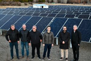 Torres recorrió el nuevo Parque Solar Fotovoltaico de Esquel y destacó el avance de la transición energética en Chubut