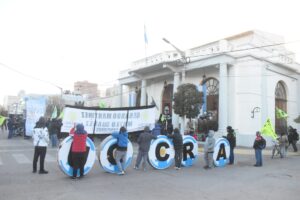 Protesta de la UOCRA frente a la Municipalidad de Trelew