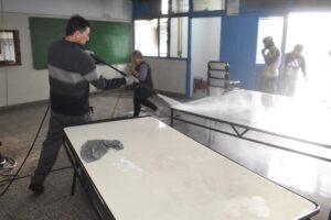 Refacciones y limpieza tras el incendio en la Escuela 174 de Trelew