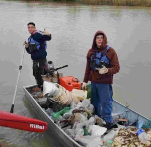 El Club Regatas y Municipio lograron sacar más de dos toneladas de basura del río Chubut