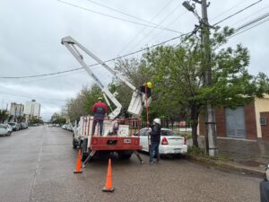Cooperativa para restablecer el servicio tras un corte de energía en el centro de Trelew