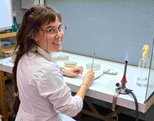 La científica argentina que descubrió un hongo capaz de degradar plástico